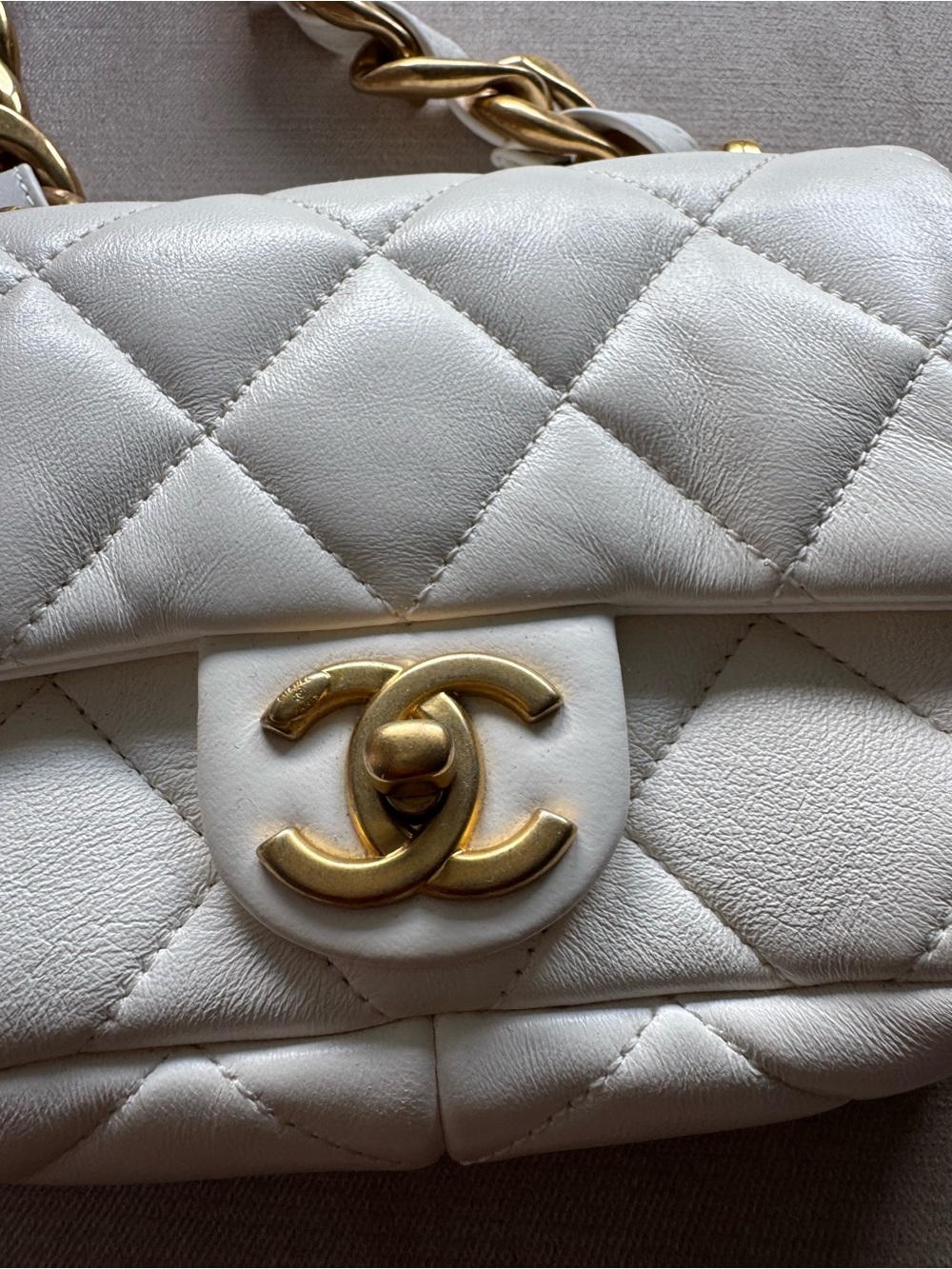 CHANEL White Quilted Leather Shoulder Bag with Gold Hardware - Picture 13 of 16